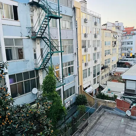 Проживання в сім'ї Almirante Reis - Arroios *